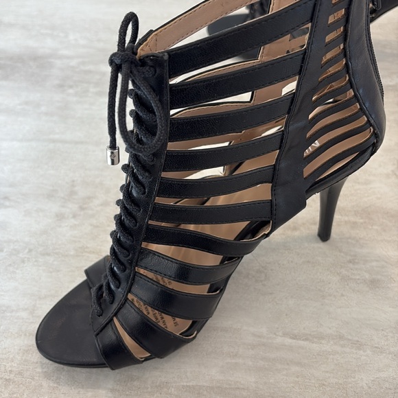 Nine West. Excellent condition. Smoke free home. Zip on heel and lace up tie - Picture 5 of 6